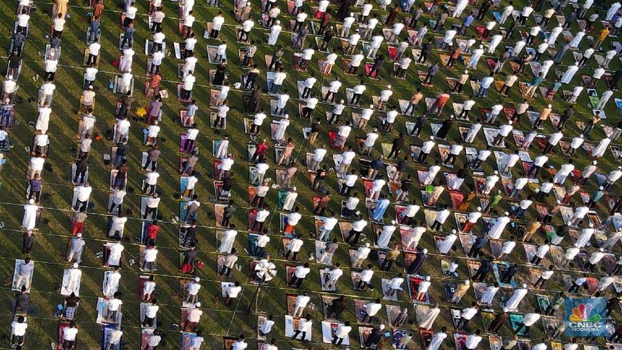 Salat Idul Adha di Masjid Agung Al-Azhar, Jakarta, Jumat (31/7/2020). (CNBC Indonesia/ Andrean Kristianto)