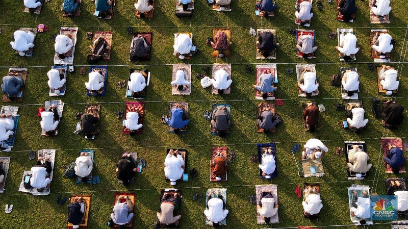 Salat Idul Adha di Masjid Agung Al-Azhar, Jakarta, Jumat (31/7/2020). (CNBC Indonesia/ Andrean Kristianto)