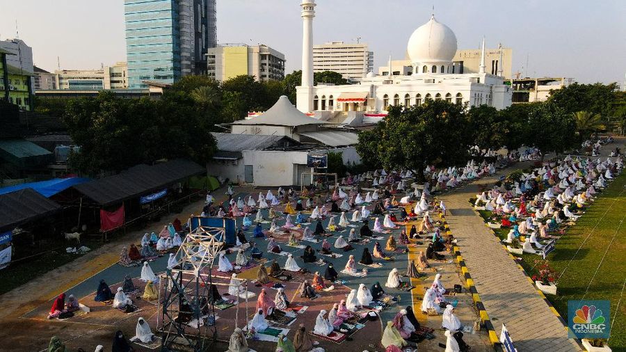 Salat Idul Adha di Masjid Agung Al-Azhar, Jakarta, Jumat (31/7/2020). (CNBC Indonesia/ Andrean Kristianto)