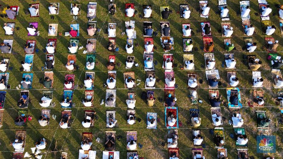 Salat Idul Adha di Masjid Agung Al-Azhar, Jakarta, Jumat (31/7/2020). (CNBC Indonesia/ Andrean Kristianto)