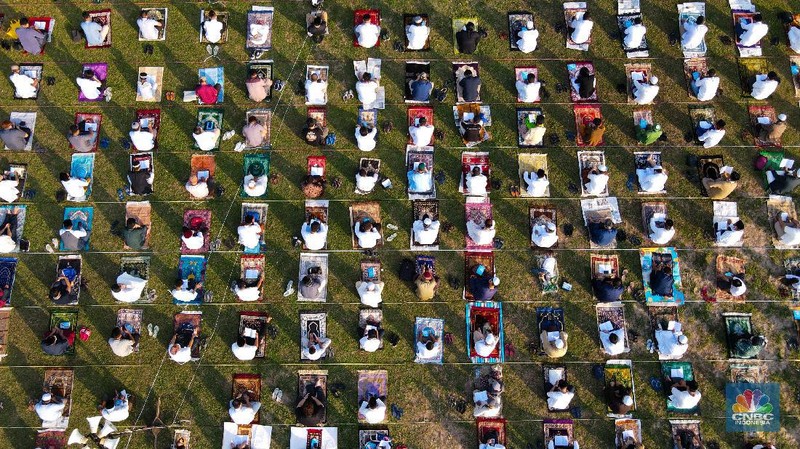 Salat Idul Adha di Masjid Agung Al-Azhar, Jakarta, Jumat (31/7/2020). (CNBC Indonesia/ Andrean Kristianto)
