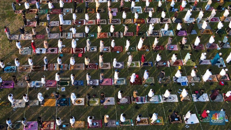 Salat Idul Adha di Masjid Agung Al-Azhar, Jakarta, Jumat (31/7/2020). (CNBC Indonesia/ Andrean Kristianto)