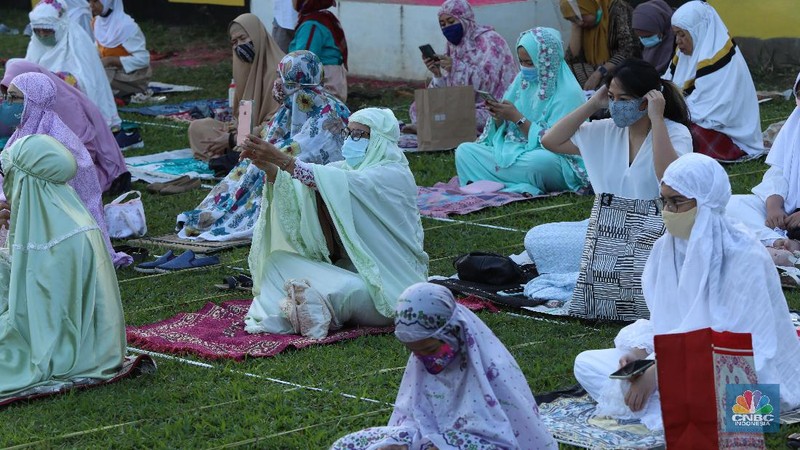 Salat Idul Adha di Masjid Agung Al-Azhar, Jakarta, Jumat (31/7/2020). (CNBC Indonesia/ Andrean Kristianto)