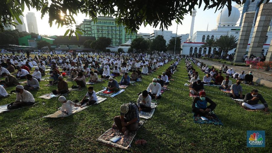 Salat Idul Adha di Masjid Agung Al-Azhar, Jakarta, Jumat (31/7/2020). (CNBC Indonesia/ Andrean Kristianto)