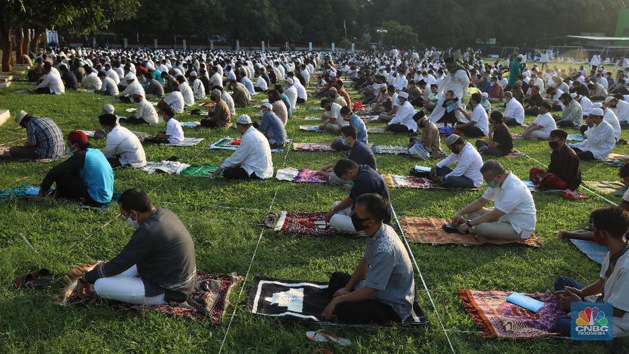 Salat Idul Adha di Masjid Agung Al-Azhar, Jakarta, Jumat (31/7/2020). (CNBC Indonesia/ Andrean Kristianto)