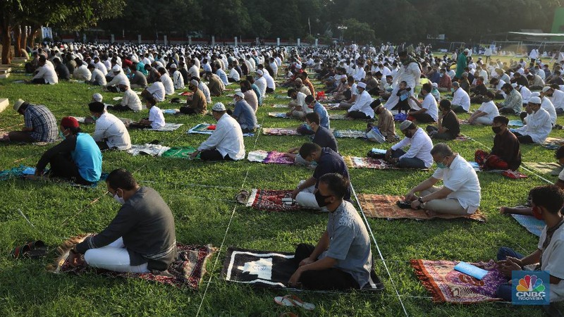 Salat Idul Adha di Masjid Agung Al-Azhar, Jakarta, Jumat (31/7/2020). (CNBC Indonesia/ Andrean Kristianto)
