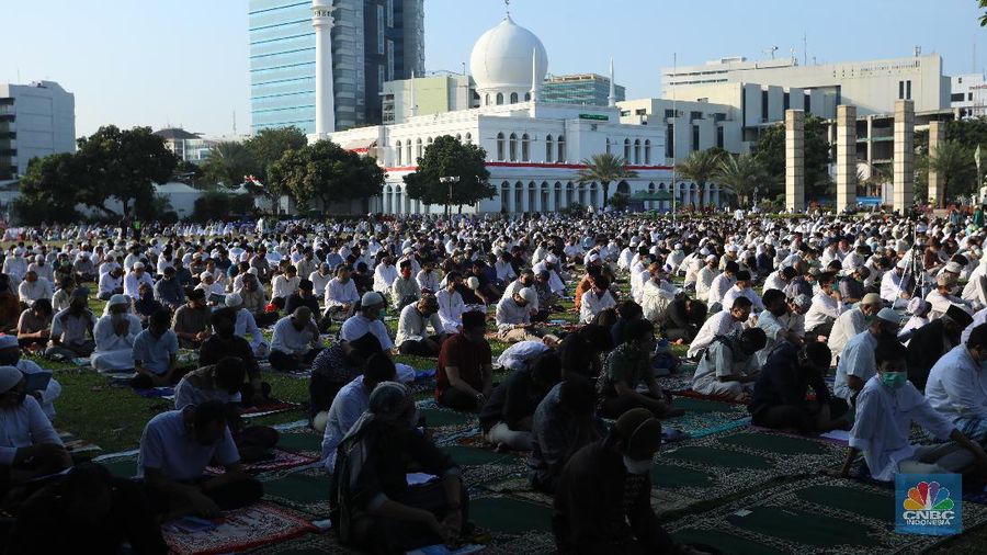 Salat Idul Adha di Masjid Agung Al-Azhar, Jakarta, Jumat (31/7/2020). (CNBC Indonesia/ Andrean Kristianto)