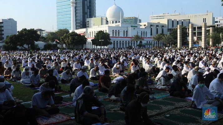 Salat Idul Adha di Masjid Agung Al-Azhar, Jakarta, Jumat (31/7/2020). (CNBC Indonesia/ Andrean Kristianto) Salat Idul Adha di Masjid Agung Al-Azhar, Jakarta, Jumat (31/7/2020). (CNBC Indonesia/ Andrean Kristianto)