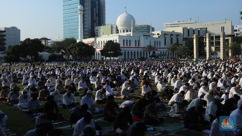 Salat Idul Adha di Masjid Agung Al-Azhar, Jakarta, Jumat (31/7/2020). (CNBC Indonesia/ Andrean Kristianto)