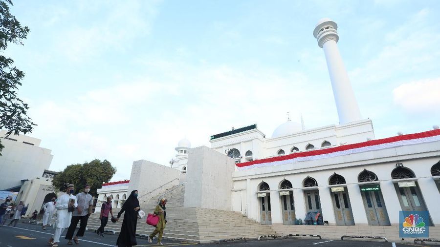 Salat Idul Adha di Masjid Agung Al-Azhar, Jakarta, Jumat (31/7/2020). (CNBC Indonesia/ Andrean Kristianto)