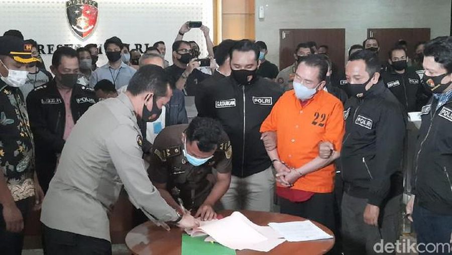 Bareskrim Polri menyerahkan terpidana kasus hak tagih (cessie) Bank Bali Djoko Tjandra ke Kejagung. (Yogi Ernes/detikcom)