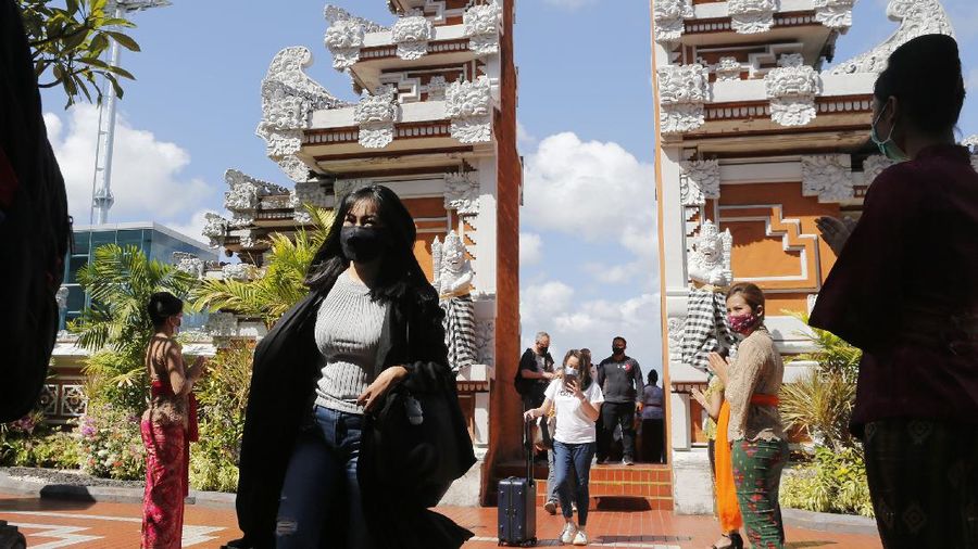 Bali buka kunjungan wisatawan domestik. (AP Photo/Firdia Lisnawati)
