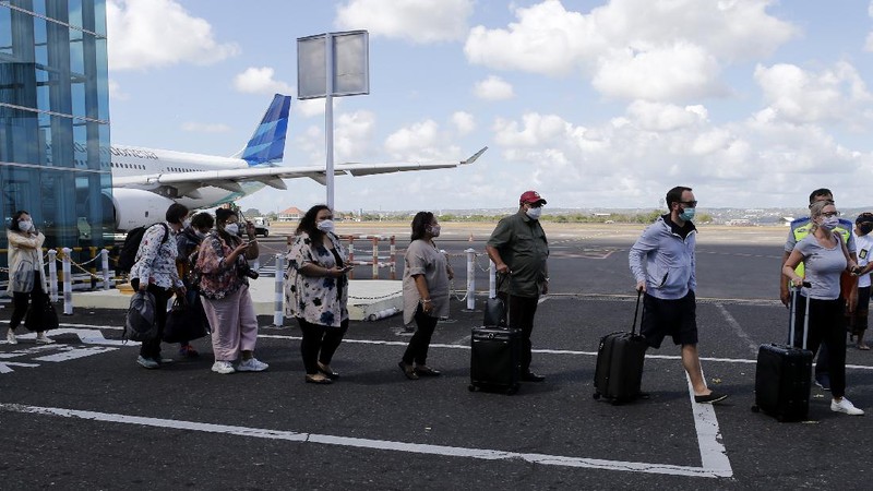 Bali buka kunjungan wisatawan domestik. (AP Photo/Firdia Lisnawati)