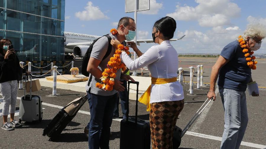 Bali buka kunjungan wisatawan domestik. (AP Photo/Firdia Lisnawati)