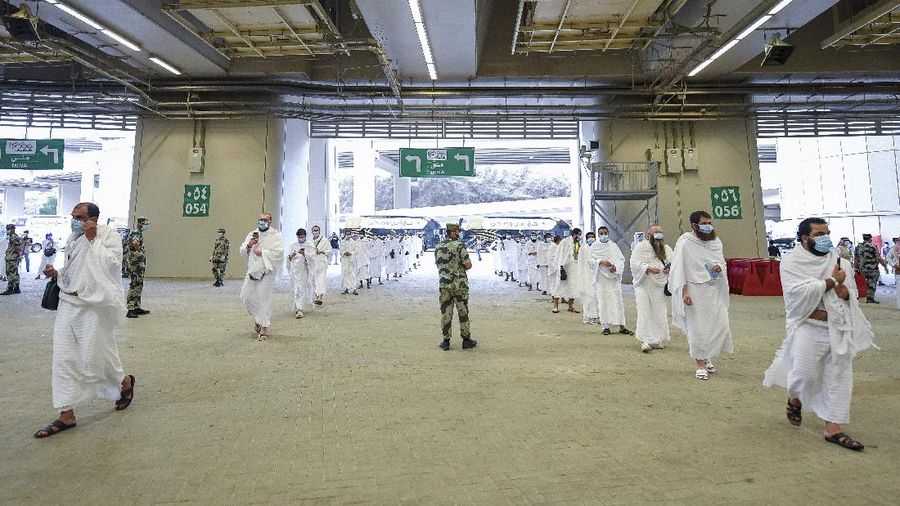 Suasana lempar Jumrah di Mina. (AP/Ministry of Media)
