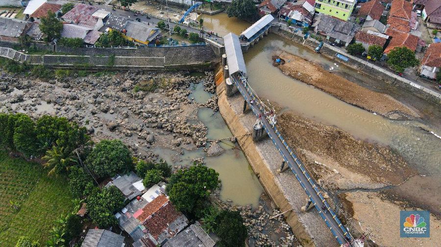 Bendung Katulampa yang Mengalami Penyusutan Debit Air, Kota Bogor, Jawa Barat, Senin (3/8/2020). (CNBC Indonesia/ Andrean Kristianto)
