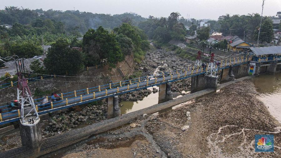 Bendung Katulampa yang Mengalami Penyusutan Debit Air, Kota Bogor, Jawa Barat, Senin (3/8/2020). (CNBC Indonesia/ Andrean Kristianto)
