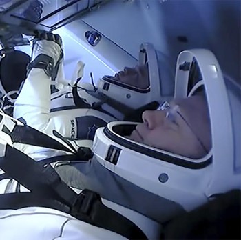Ini Penampakan 2 Astronaut NASA Pulang Lagi ke Bumi