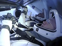 Ini Penampakan 2 Astronaut NASA Pulang Lagi ke Bumi