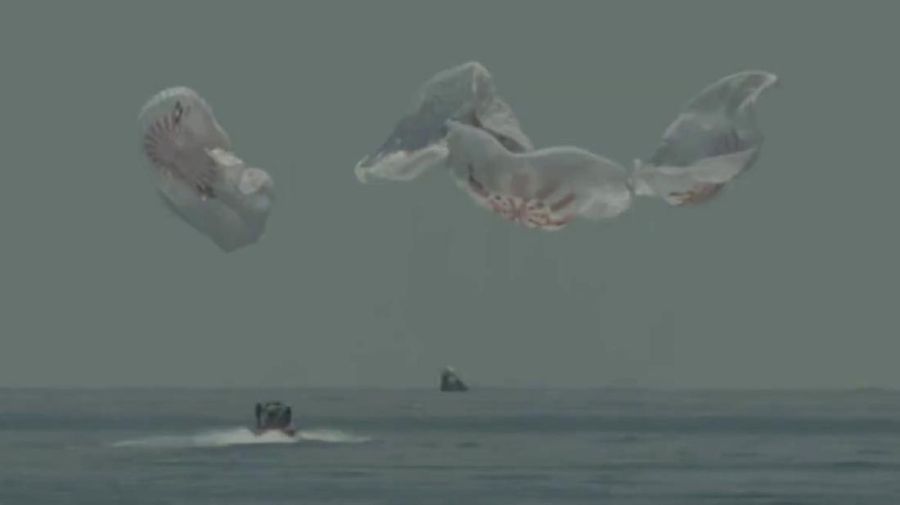 Pesawat ruang angkasa Crew Dragon SpaceX  saat mendarat bersama astronot NASA Robert Behnken dan Douglas Hurley di Teluk Meksiko dekat Pensacola, Florida. (AP/Bill Ingalls)