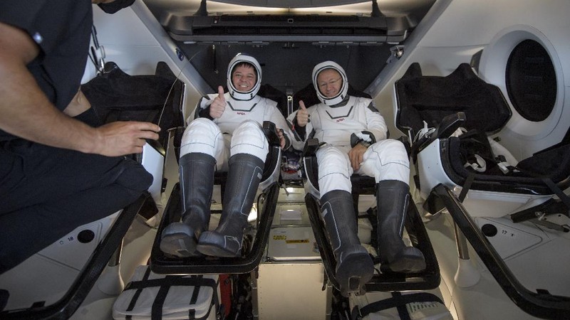 Pesawat ruang angkasa Crew Dragon SpaceX  saat mendarat bersama astronot NASA Robert Behnken dan Douglas Hurley di Teluk Meksiko dekat Pensacola, Florida. (AP/Bill Ingalls)