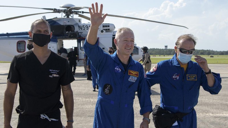 Pesawat ruang angkasa Crew Dragon SpaceX  saat mendarat bersama astronot NASA Robert Behnken dan Douglas Hurley di Teluk Meksiko dekat Pensacola, Florida. (AP/Bill Ingalls)