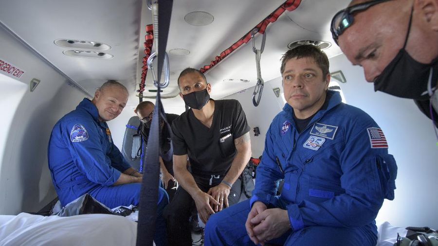 Pesawat ruang angkasa Crew Dragon SpaceX  saat mendarat bersama astronot NASA Robert Behnken dan Douglas Hurley di Teluk Meksiko dekat Pensacola, Florida. (AP/Bill Ingalls)