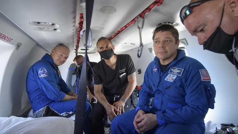 Pesawat ruang angkasa Crew Dragon SpaceX  saat mendarat bersama astronot NASA Robert Behnken dan Douglas Hurley di Teluk Meksiko dekat Pensacola, Florida. (AP/Bill Ingalls)