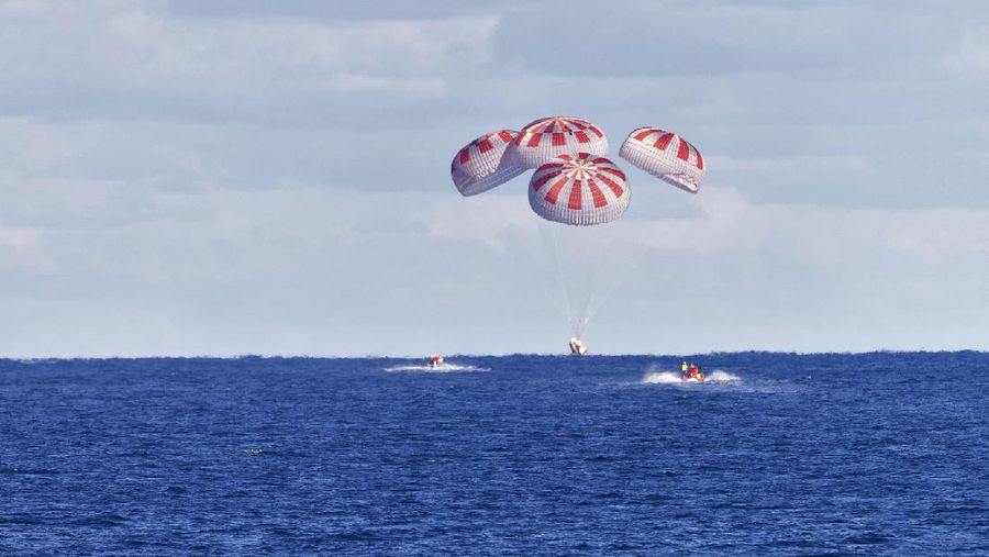 Pesawat ruang angkasa Crew Dragon SpaceX  saat mendarat bersama astronot NASA Robert Behnken dan Douglas Hurley di Teluk Meksiko dekat Pensacola, Florida. (AP/Bill Ingalls)