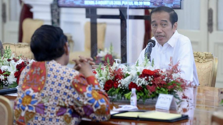 Presiden Joko Widodo kembali menggelar rapat terbatas yang membahas penanganan Covid-19 dan pemulihan ekonomi nasional bersama jajarannya di Istana Merdeka. (Foto: Kris - Biro Pers Sekretariat Presiden)