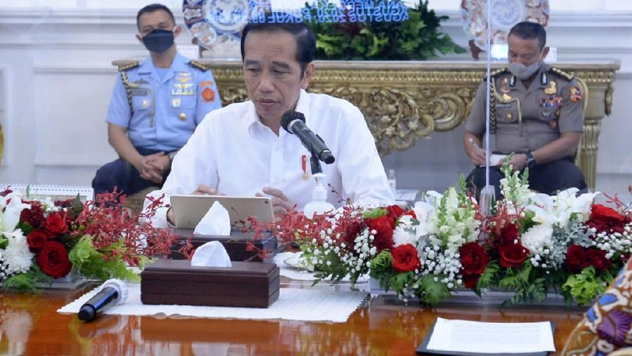 Presiden Joko Widodo kembali menggelar rapat terbatas yang membahas penanganan Covid-19 dan pemulihan ekonomi nasional bersama jajarannya di Istana Merdeka. (Foto: Kris - Biro Pers Sekretariat Presiden)