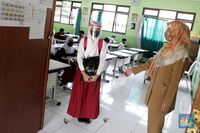 Potret Murid SMPN 2 Bekasi Belajar Tatap Muka Saat Pandemi - Foto 1