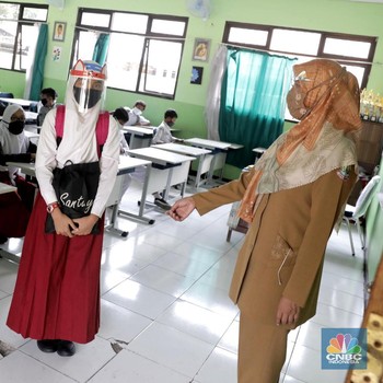 Potret Murid SMPN 2 Bekasi Belajar Tatap Muka Saat Pandemi