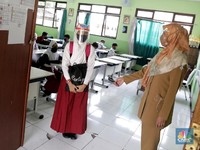 Potret Murid SMPN 2 Bekasi Belajar Tatap Muka Saat Pandemi