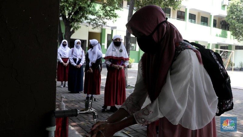 Sejumlah siswa kelas VII SMP Negeri 2 Bekasi mengikuti kegiatan belajar mengajar di Sekolah SMP Negeri 2 Bekasi, Jawa Barat. (CNBC Indonesia/Muhammad Sabki)
