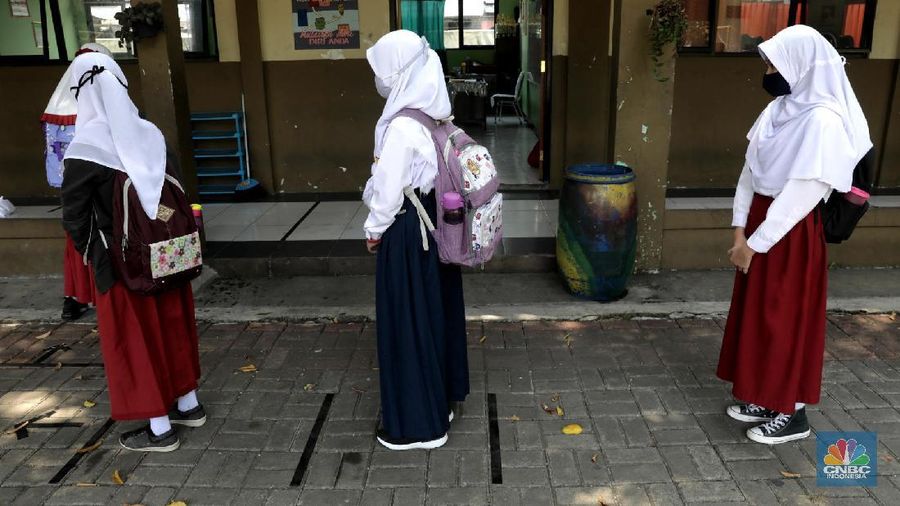 Sejumlah siswa kelas VII SMP Negeri 2 Bekasi mengikuti kegiatan belajar mengajar di Sekolah SMP Negeri 2 Bekasi, Jawa Barat. (CNBC Indonesia/Muhammad Sabki)