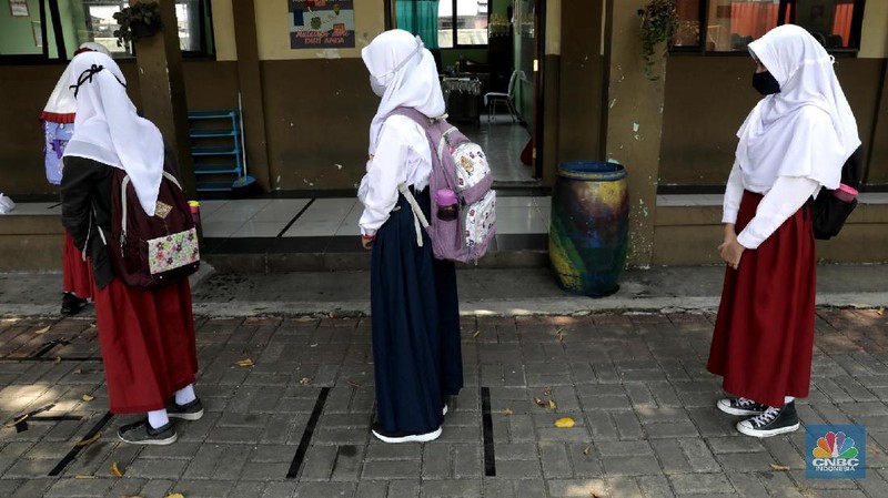 Sejumlah siswa kelas VII SMP Negeri 2 Bekasi mengikuti kegiatan belajar mengajar di Sekolah SMP Negeri 2 Bekasi, Jawa Barat. (CNBC Indonesia/Muhammad Sabki)
