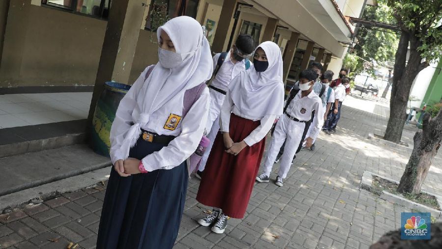 Sejumlah siswa kelas VII SMP Negeri 2 Bekasi mengikuti kegiatan belajar mengajar di Sekolah SMP Negeri 2 Bekasi, Jawa Barat. (CNBC Indonesia/Muhammad Sabki)