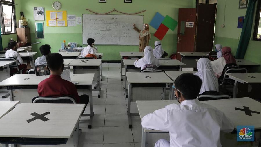 Sejumlah siswa kelas VII SMP Negeri 2 Bekasi mengikuti kegiatan belajar mengajar di Sekolah SMP Negeri 2 Bekasi, Jawa Barat. (CNBC Indonesia/Muhammad Sabki)