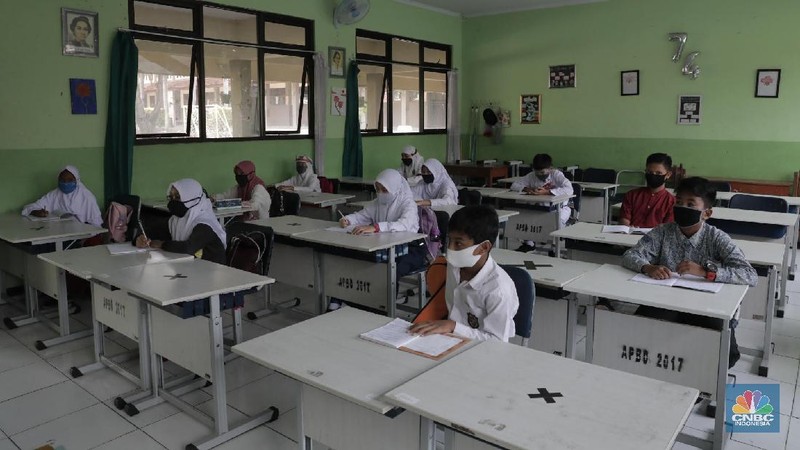 Sejumlah siswa kelas VII SMP Negeri 2 Bekasi mengikuti kegiatan belajar mengajar di Sekolah SMP Negeri 2 Bekasi, Jawa Barat. (CNBC Indonesia/Muhammad Sabki)