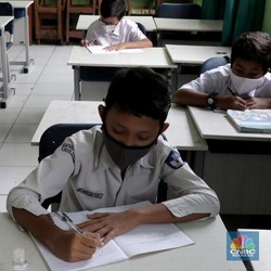 Sekolah di Zona Kuning Boleh Dibuka, Ini Warning Jokowi