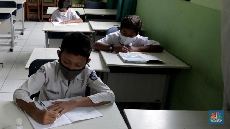 Sejumlah siswa kelas VII SMP Negeri 2 Bekasi mengikuti kegiatan belajar mengajar di Sekolah SMP Negeri 2 Bekasi, Jawa Barat. (CNBC Indonesia/Muhammad Sabki)
