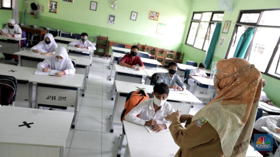 Sejumlah siswa kelas VII SMP Negeri 2 Bekasi mengikuti kegiatan belajar mengajar di Sekolah SMP Negeri 2 Bekasi, Jawa Barat. (CNBC Indonesia/Muhammad Sabki)