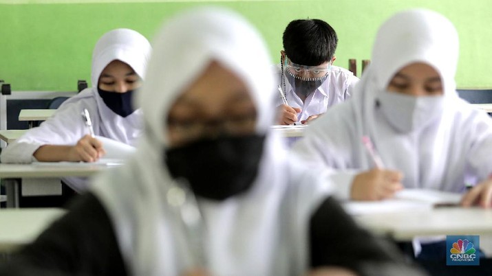 Sejumlah siswa kelas VII SMP Negeri 2 Bekasi mengikuti kegiatan belajar mengajar di Sekolah SMP Negeri 2 Bekasi, Jawa Barat. (CNBC Indonesia/Muhammad Sabki)
