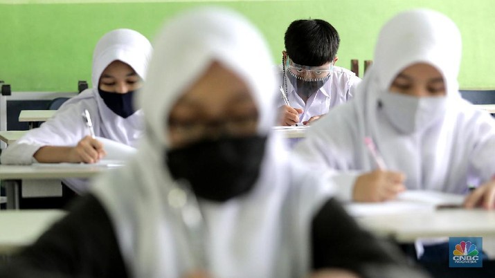 Sejumlah siswa kelas VII SMP Negeri 2 Bekasi mengikuti kegiatan belajar mengajar di Sekolah SMP Negeri 2 Bekasi, Jawa Barat. (CNBC Indonesia/Muhammad Sabki) Sejumlah siswa kelas VII SMP Negeri 2 Bekasi mengikuti kegiatan belajar mengajar di Sekolah SMP Negeri 2 Bekasi, Jawa Barat. (CNBC Indonesia/Muhammad Sabki)