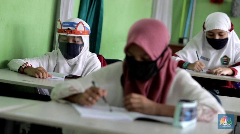 Sejumlah siswa kelas VII SMP Negeri 2 Bekasi mengikuti kegiatan belajar mengajar di Sekolah SMP Negeri 2 Bekasi, Jawa Barat. (CNBC Indonesia/Muhammad Sabki)