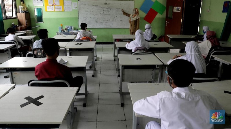 Sejumlah siswa kelas VII SMP Negeri 2 Bekasi mengikuti kegiatan belajar mengajar di Sekolah SMP Negeri 2 Bekasi, Jawa Barat. (CNBC Indonesia/Muhammad Sabki)