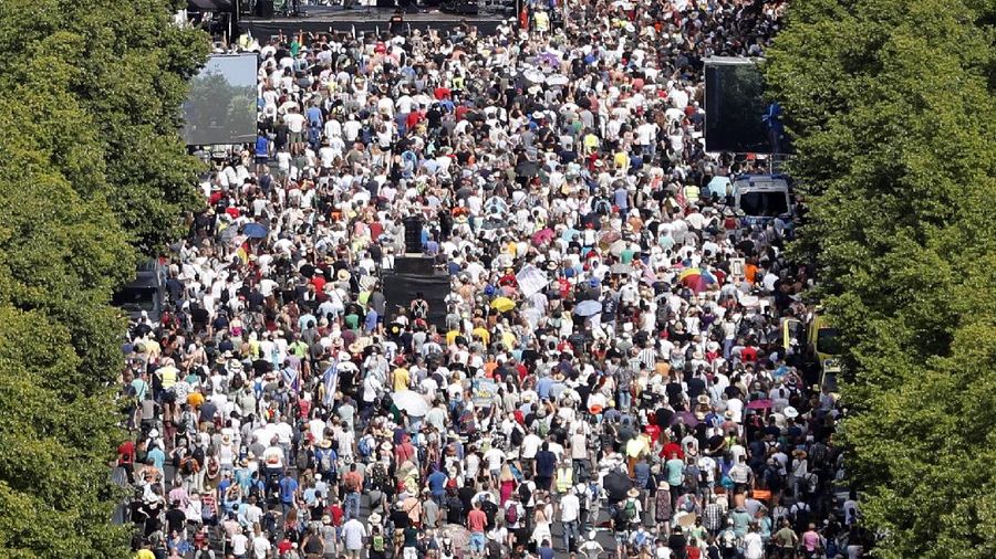 Unjuk rasa ribuan warga Jerman menentang pembatasan sosial berakhir ricuh. (AP/Markus Schreiber)