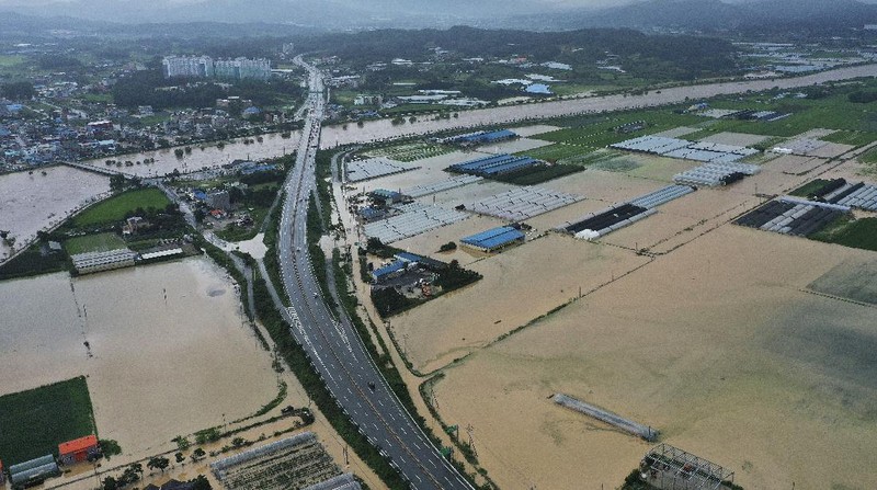 Rescue workers evacuate residents on a rubber boat to a safer place in Cheonan, South Korea, Monday, Aug. 3, 2020. Korean Meteorological Administration issued a warning of heavy rain for Seoul and central area. (Kim Jun-beom/Yonhap via AP)