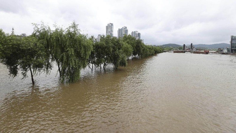 Rescue workers evacuate residents on a rubber boat to a safer place in Cheonan, South Korea, Monday, Aug. 3, 2020. Korean Meteorological Administration issued a warning of heavy rain for Seoul and central area. (Kim Jun-beom/Yonhap via AP)